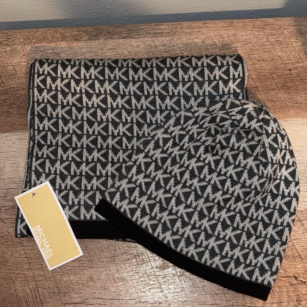 Michael Kors Scarf & Hat🖤